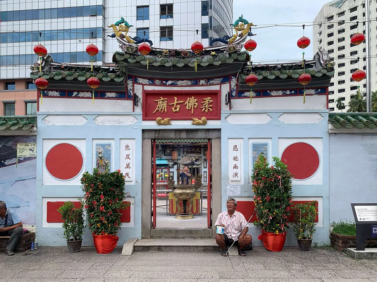新山老城的中式古庙，体现新山情人网的本地背景